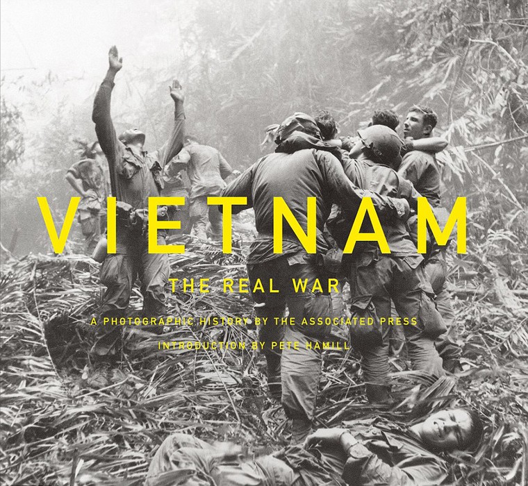 Cuốn sách ảnh “Vietnam: The Real War” đã được xuất bản hôm 1/10 vừa qua. AP đã chọn ảnh bìa là hình ảnh lính nhảy dù Mỹ bị thương đang ẩn náu trong một khu rừng gần Huế vào tháng 4/1968 của nhiếp ảnh gia Art Greenspon. Trong đó, nhân vật trung tâm của bức ảnh là một người lính giơ hai tay lên cao để ra hiệu, hướng dẫn một chiếc trực thăng hạ cánh. Đôi tay của người lính giống như đang cầu nguyện sớm thoát khỏi nơi này.